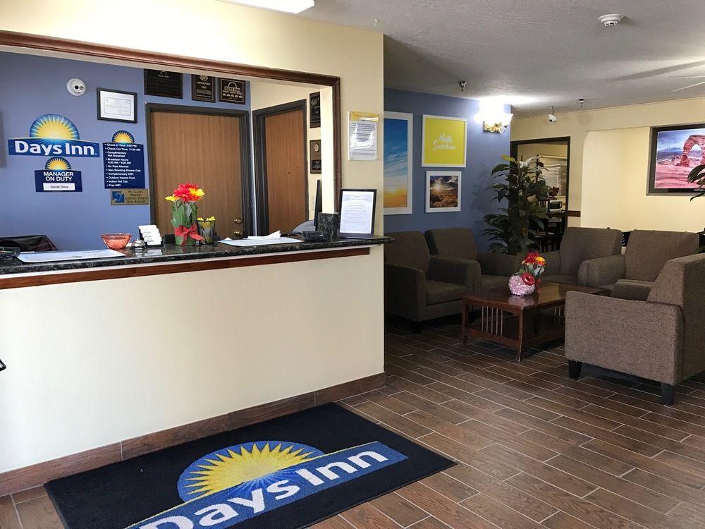 Days Inn By Wyndham Moab Bagian luar foto