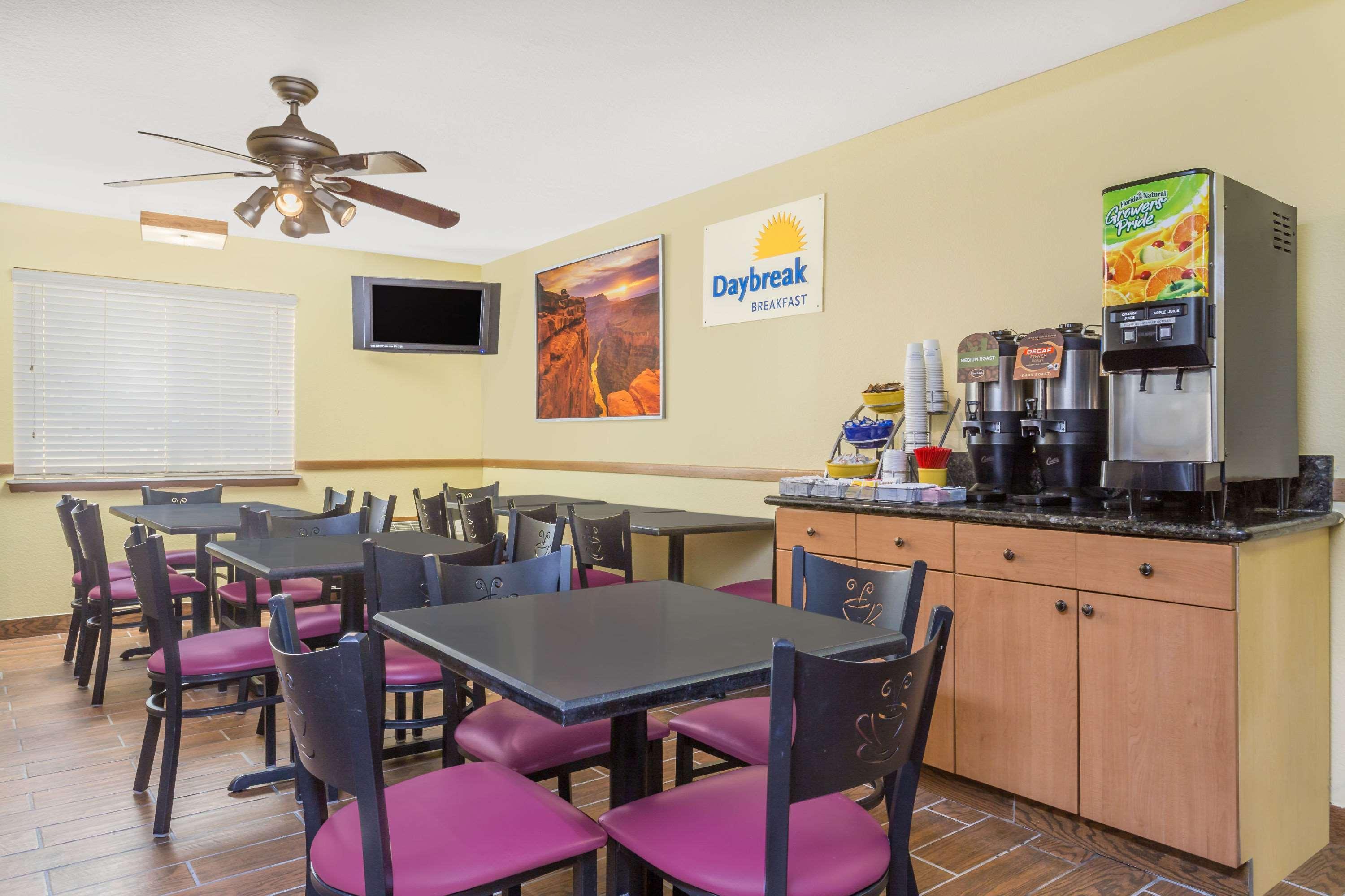 Days Inn By Wyndham Moab Bagian luar foto
