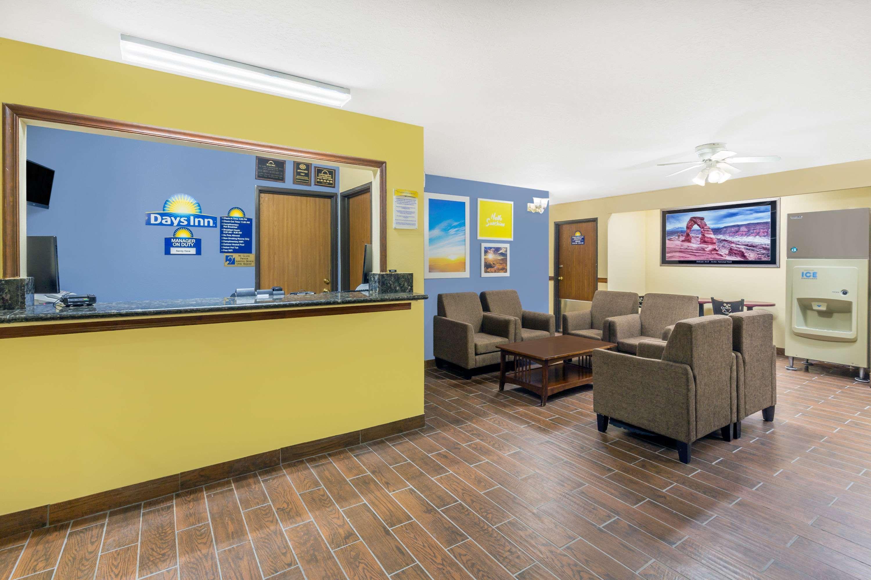 Days Inn By Wyndham Moab Bagian luar foto