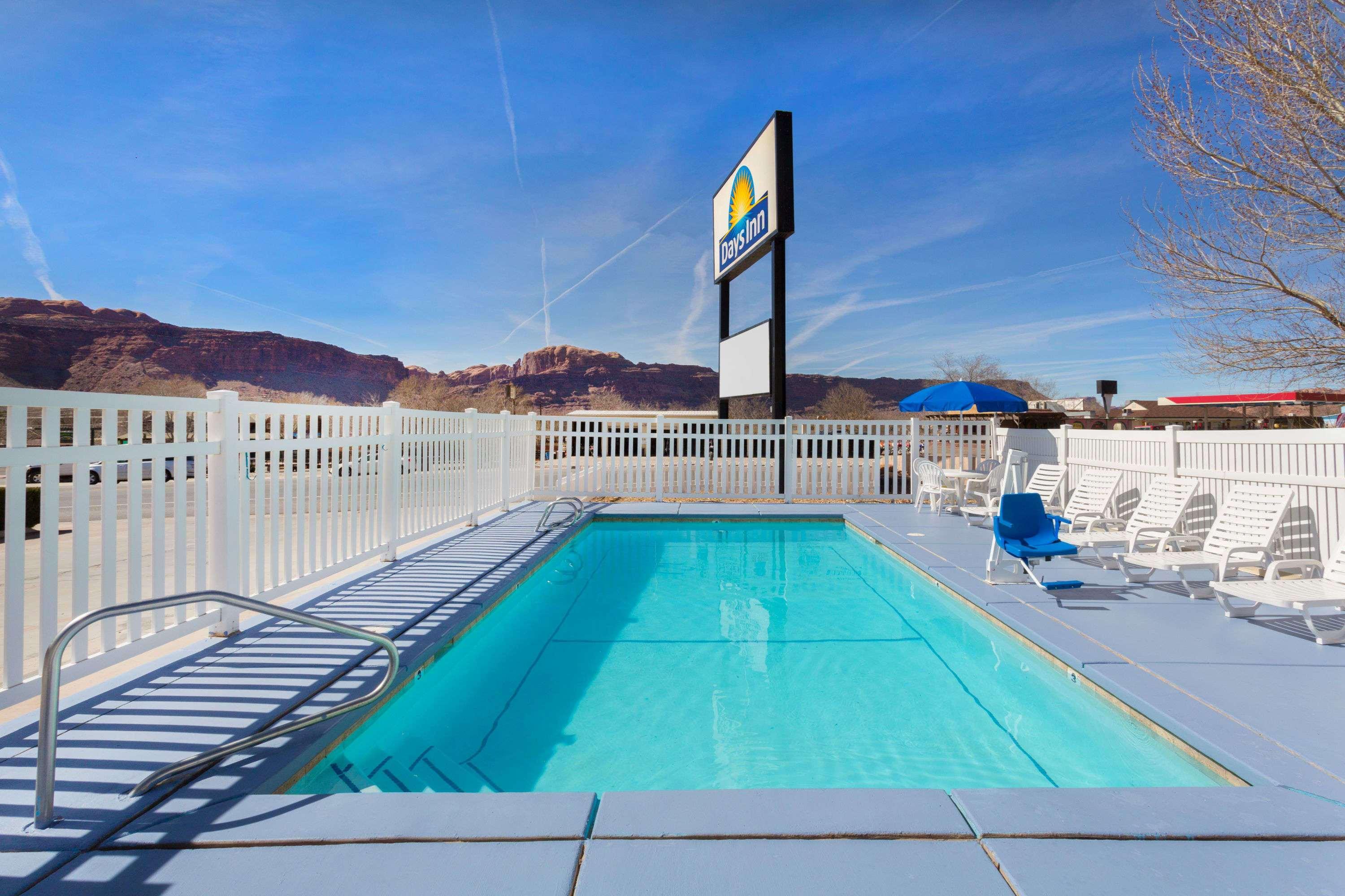 Days Inn By Wyndham Moab Bagian luar foto