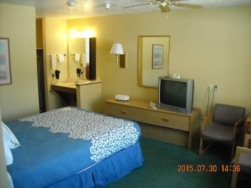Days Inn By Wyndham Moab Bagian luar foto