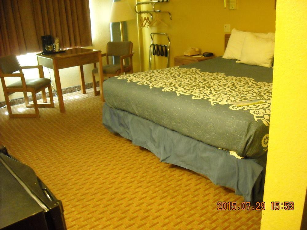 Days Inn By Wyndham Moab Bagian luar foto