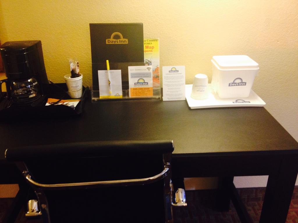 Days Inn By Wyndham Moab Bagian luar foto