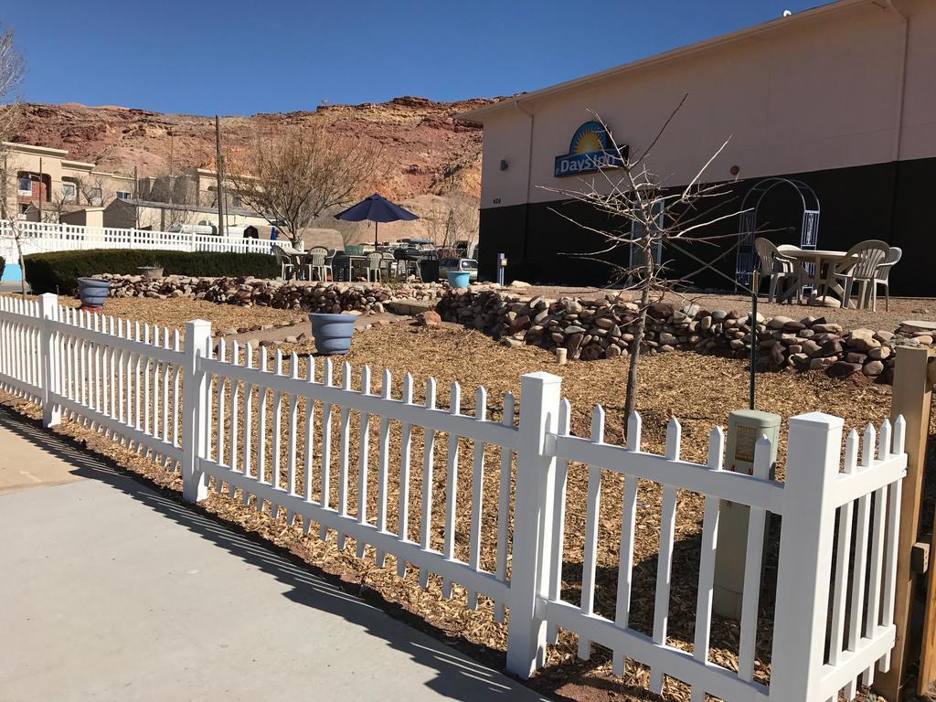 Days Inn By Wyndham Moab Bagian luar foto
