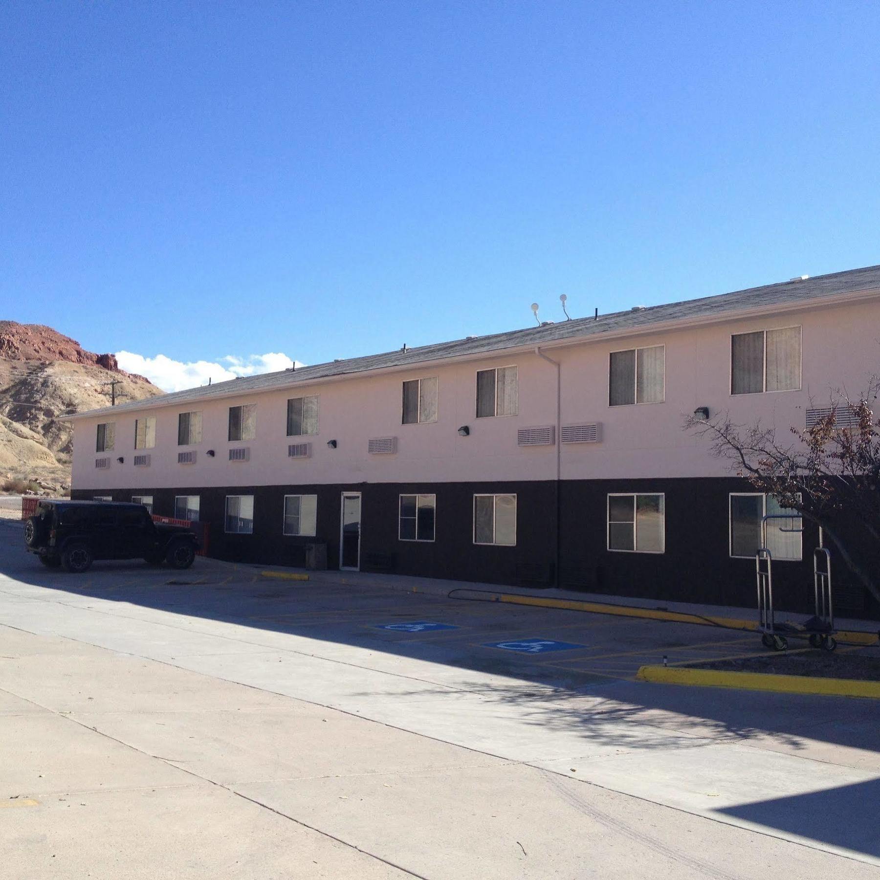 Days Inn By Wyndham Moab Bagian luar foto