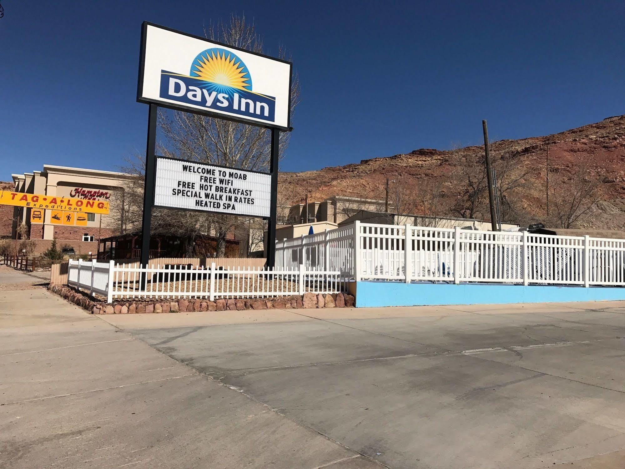 Days Inn By Wyndham Moab Bagian luar foto