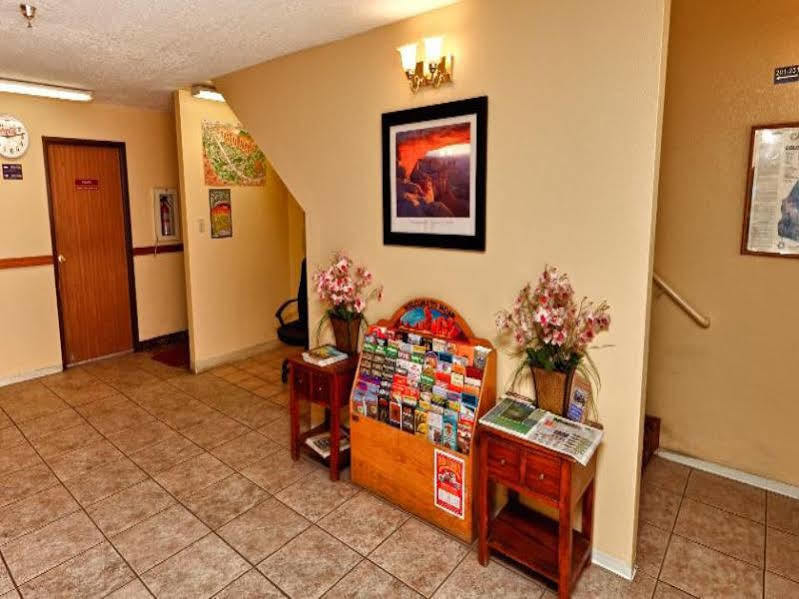 Days Inn By Wyndham Moab Bagian luar foto