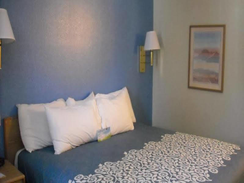 Days Inn By Wyndham Moab Bagian luar foto