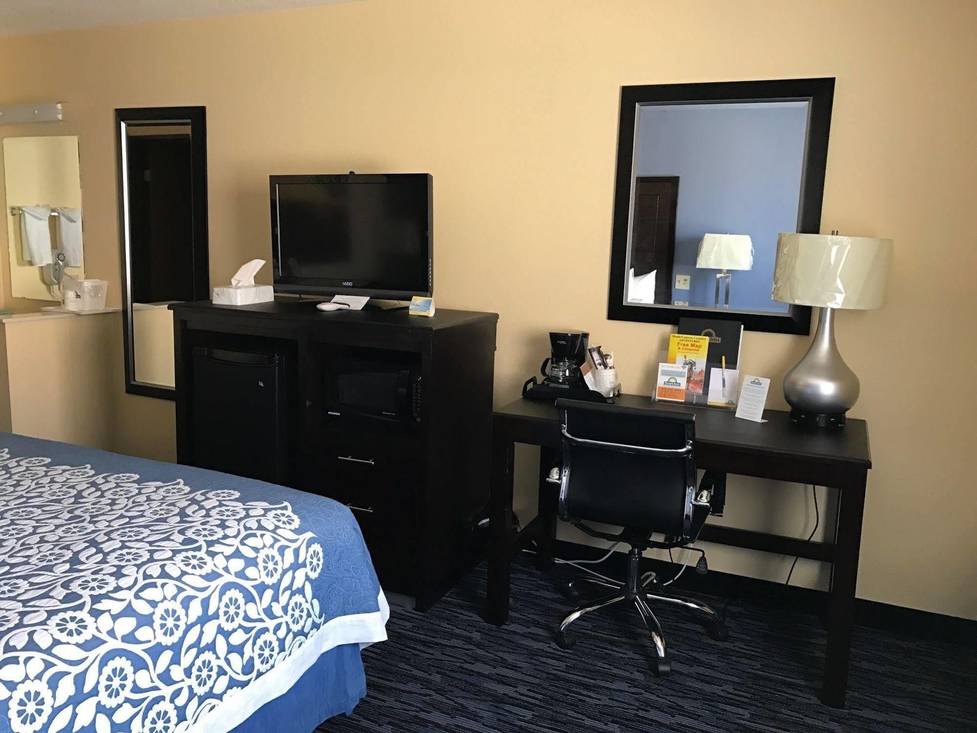Days Inn By Wyndham Moab Bagian luar foto